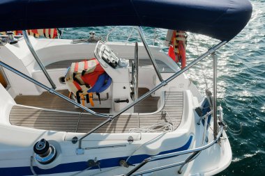 Yat tahtası. Yelkenli gemi. Spor, tatil, seyahat, yaz aktivite konsepti 