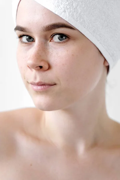 Young Woman White Towels Spa Skincare Beauty Cosmetics Wellness Concept — Stock Photo, Image