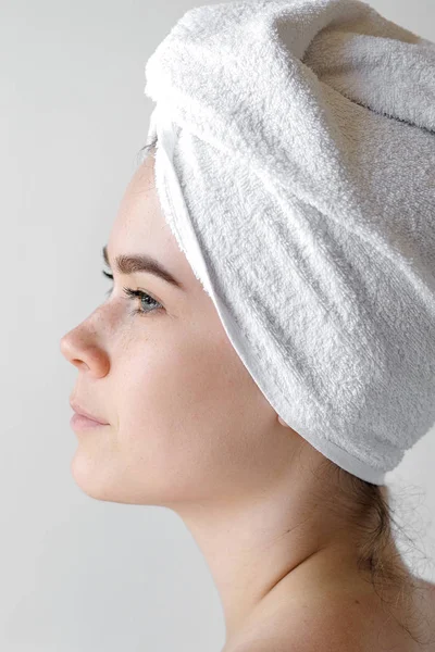 Young Woman White Towels Spa Skincare Beauty Cosmetics Wellness Concept — Stock Photo, Image