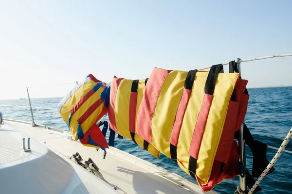 ヨットのボートで航海するライフジャケット 海上船の安全装置 ヨットクルーズ レガッタのセキュリティ — ストック写真