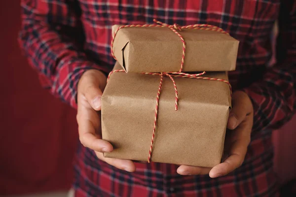 Hombre Con Camisa Cuadros Sosteniendo Caja Navidad Regalo Sobre Fondo — Foto de Stock