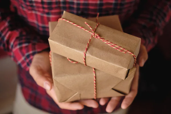 Hombre Con Camisa Cuadros Sosteniendo Caja Navidad Regalo Sobre Fondo — Foto de Stock