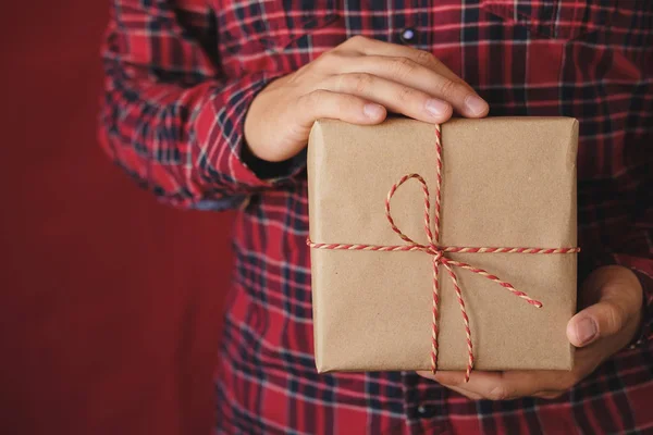 Hombre Con Camisa Cuadros Sosteniendo Caja Navidad Regalo Sobre Fondo — Foto de Stock