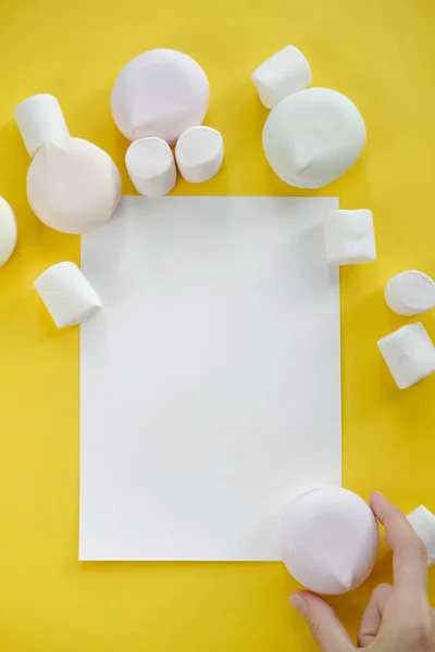 Žena Drží Papír Pastel Barevné Marshmallow Žluté Pozadí Sladké Nezdravé — Stock fotografie