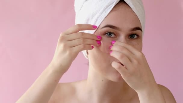 Молодая Женщина Коллагеновыми Прокладками Глазами Розовом Фоне Spa Skincare Beauty — стоковое видео