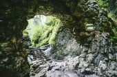 Krásná turistická stezka v národním parku Slovenský raj, se nachází ve východní části Slovenska obsahuje jednu z největších ledových jeskyní v Evropě a atraktivní krajině krasové náhorní plošina, soutěsky, vodopády a jeskyněmi