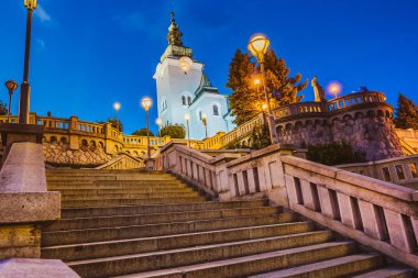 Ruzomberok, Slovakya - 10 Eylül 2016: Andrej Hlinka Mausoleum ve kilise St. Andrew gece merdiven. Ruzomberok Kuzey Slovakya, tarihsel Liptov bölgesinde bir şehirdir.