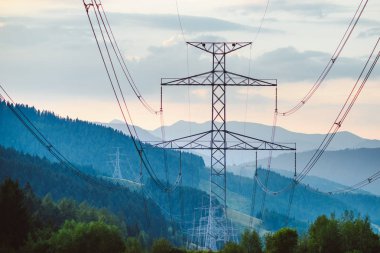 Arka planda dağlar ile elektrik telleri