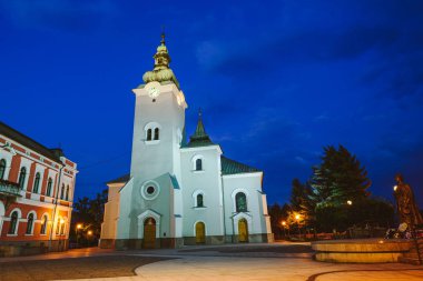Ruzomberok, Slovakya - 10 Eylül 2016: Kostol sv. Ondreja gece kilisede. Ruzomberok Kuzey Slovakya, tarihsel Liptov bölgesinde bir şehirdir.