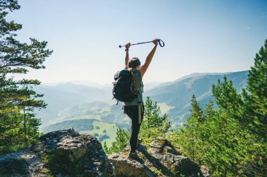 Dağ tepesinde duran kız. Düşük Tatra Dağları güneşli gün, Slovakya