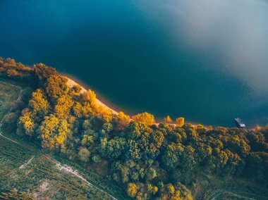 Slovakya alan Liptovska Mara lake yakınındaki havadan görünümü. Sonbahar günbatımı.