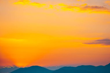 Dağlar manzarası Liptovska Mara göl üzerinde. Sonbahar günbatımı.