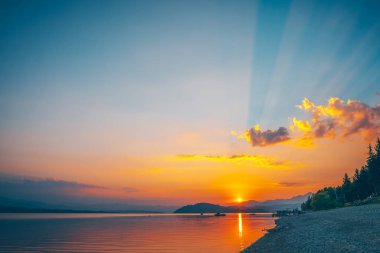 Liptovska Mara Gölü ile Tatra Dağları içinde belgili tanımlık geçmiş. Sonbahar günbatımı.