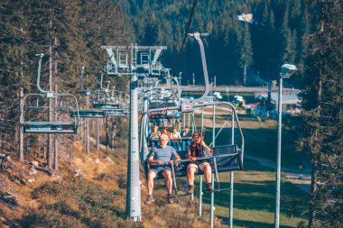Tatra Dağları, Slovakya - 13 Eylül 2016: Kablo taksi için düşük Tatras Chopok tepe. Slovakya'da en büyük Kayak merkezidir. Sonbahar sezon.