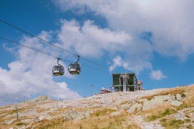 Tatra Dağları, Slovakya - 13 Eylül 2016: Chopok teleferik istasyonu'nda düşük Tatras. Slovakya'da en büyük Kayak merkezidir. Sonbahar sezon.