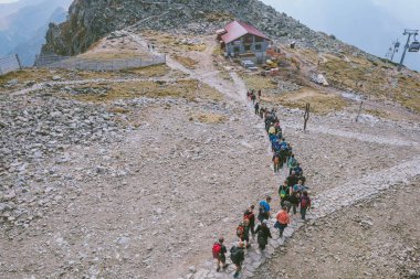 Tatra Dağları, Slovakya - 13 Eylül 2016: Chopok teleferik istasyonu'nda düşük Tatras. Slovakya'da en büyük Kayak merkezidir. Sonbahar sezon.