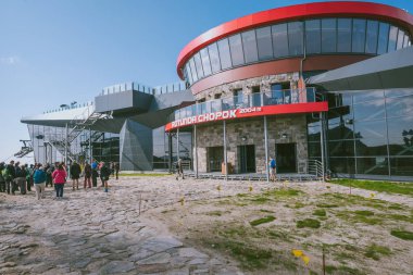 Tatra Dağları, Slovakya - 13 Eylül 2016: Chopok teleferik istasyonu'nda düşük Tatras. Slovakya'da en büyük Kayak merkezidir. Sonbahar sezon.