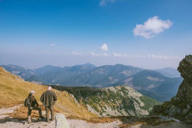 Tatra Dağları, Slovakya - 13 Eylül 2016: Chopok teleferik istasyonu'nda düşük Tatras. Slovakya'da en büyük Kayak merkezidir. Sonbahar sezon.