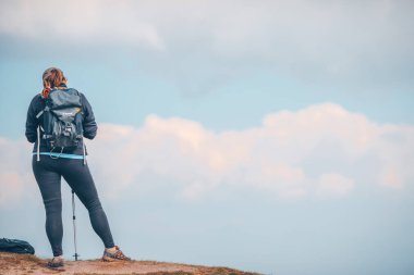 Tatra Dağları, Slovakya - 13 Eylül 2016: naer Dumbier düşük Tatras zirveye oturan kız