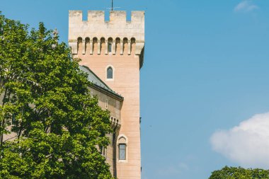 Bojnice, Slovakya - 15 Eylül 2016: Bojnice Ortaçağ Kalesi, Unesco miras, Slovakya. 12. yüzyılda inşa bazı orijinal Gotik ve Rönesans elemanları ile romantik bir kaledir