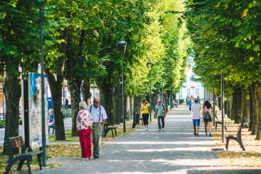 Bojnice, Slovakya - 15 Eylül 2016: Bojnice şehir merkezi, ağaç alea.