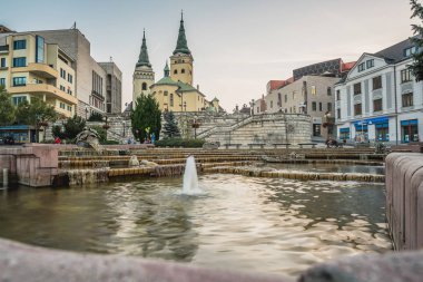 Zilina, Slovakya - 16 Eylül 2016: Kutsal Trinity Katedrali Zilina, Slovakya akşam