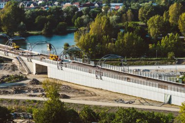 Trencin, Slovakya - 15 Eylül 2016: Yeni köprü oluşturmak. Sunny sonbahar günü.