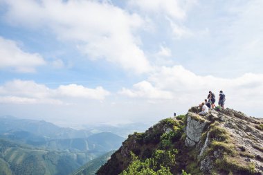 Velky Choc, Slovakya - 16 Eylül 2016: İnsanlar Velky Choc en yüksek tepesinde. Choc dağlar dağlar Kuzey-Merkez Slovakya, iç Batı Karpatlar Fatra Tatra alanının bir kısmını bir dizi vardır.