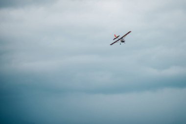 Bulutlu gökyüzü karşı küçük bir uçak uçan