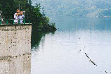 Niedzica, Polonya - 17 Eylül 2016: İnsanlar ve Ortaçağ Niedzica Castle, olarak da bilinen Dunajec Castle yakınındaki martılar. Polonya