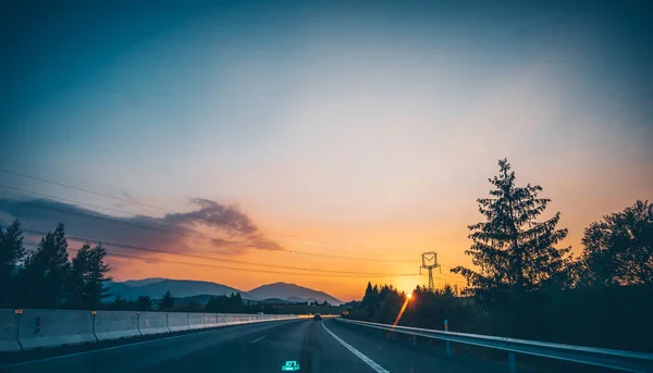 Auto Fährt Auf Autobahn — Stockfoto