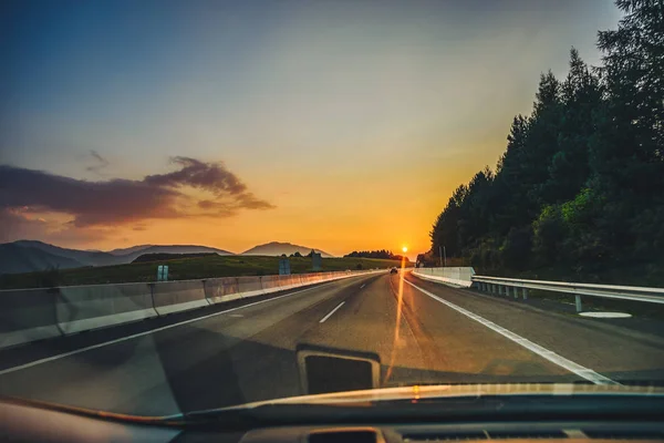 Auto Fährt Auf Autobahn — Stockfoto