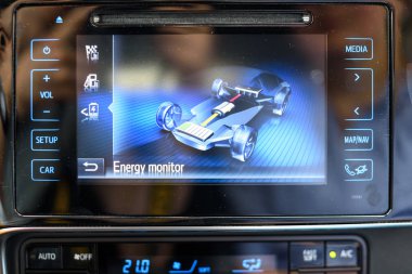 Kaunas, Litvanya - 16 Haziran 2018: İç yeni bir Toyota Auris hibrid araba. Enerji monitör.