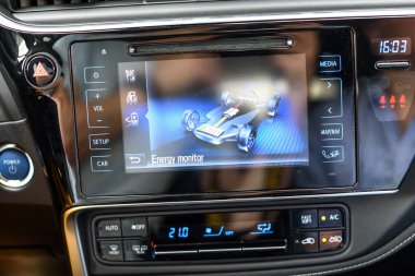 Kaunas, Litvanya - 16 Haziran 2018: İç yeni bir Toyota Auris hibrid araba. Enerji monitör.
