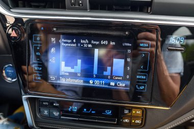 Kaunas, Litvanya - 16 Haziran 2018: İç yeni bir Toyota Auris hibrid araba. Gezi bilgileri bölmesi.