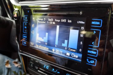 Kaunas, Litvanya - 16 Haziran 2018: İç yeni bir Toyota Auris hibrid araba. Gezi bilgileri bölmesi.