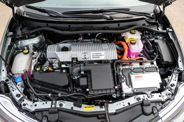 Kaunas, Litvanya - 16 Haziran 2018: Yeni Toyota Auris hibrid otomobil motorunun.