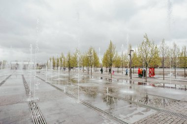 Moskova, Rusya - 9 Mayıs 2017: Kare, bulutlu gün boyunca çeşmeler.