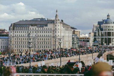 Moskova, Rusya - 9 Mayıs 2017: Zafer Bayramı geçit. Binlerce boyunca Kızıl Meydan doğru yürüyen insan