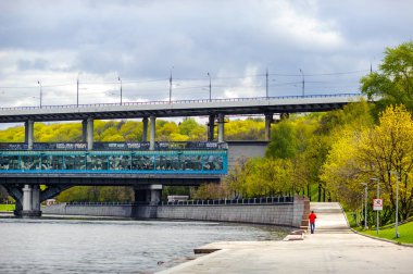 Bahar bakış Şehir Parkı ve köprü, Moskova, Rusya Federasyonu