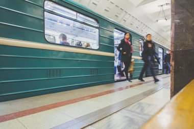 Moskova, Rusya - 9 Mayıs 2017: eski metro istasyonu içinde. Başkenti ve en kalabalık şehir Rusya'nın, şehir sınırları içinde 13,2 milyon sakinleri ve 17.1 milyon kentsel alanı içinde Moskova olduğunu.