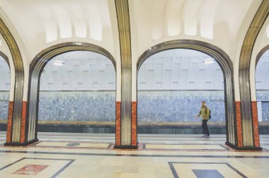 Moskova, Rusya - 9 Mayıs 2017: eski metro istasyonu içinde. Başkenti ve en kalabalık şehir Rusya'nın, şehir sınırları içinde 13,2 milyon sakinleri ve 17.1 milyon kentsel alanı içinde Moskova olduğunu.