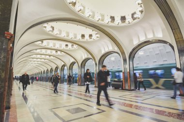 Moskova, Rusya - 9 Mayıs 2017: eski metro istasyonu içinde. Başkenti ve en kalabalık şehir Rusya'nın, şehir sınırları içinde 13,2 milyon sakinleri ve 17.1 milyon kentsel alanı içinde Moskova olduğunu.