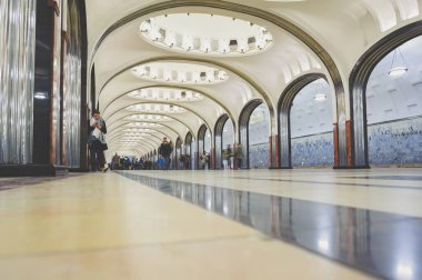 Moskova, Rusya - 9 Mayıs 2017: eski metro istasyonu içinde. Başkenti ve en kalabalık şehir Rusya'nın, şehir sınırları içinde 13,2 milyon sakinleri ve 17.1 milyon kentsel alanı içinde Moskova olduğunu.
