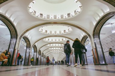 Moskova, Rusya - 9 Mayıs 2017: eski metro istasyonu içinde. Başkenti ve en kalabalık şehir Rusya'nın, şehir sınırları içinde 13,2 milyon sakinleri ve 17.1 milyon kentsel alanı içinde Moskova olduğunu.
