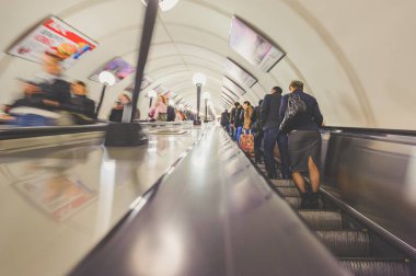 Moskova, Rusya - 9 Mayıs 2017: eski metro istasyonu içinde. Başkenti ve en kalabalık şehir Rusya'nın, şehir sınırları içinde 13,2 milyon sakinleri ve 17.1 milyon kentsel alanı içinde Moskova olduğunu.
