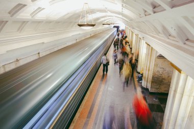 Moskova, Rusya - 9 Mayıs 2017: eski metro istasyonu içinde. Başkenti ve en kalabalık şehir Rusya'nın, şehir sınırları içinde 13,2 milyon sakinleri ve 17.1 milyon kentsel alanı içinde Moskova olduğunu.