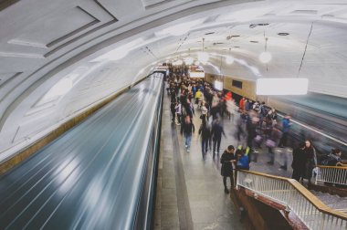 Moskova, Rusya - 9 Mayıs 2017: eski metro istasyonu içinde. Başkenti ve en kalabalık şehir Rusya'nın, şehir sınırları içinde 13,2 milyon sakinleri ve 17.1 milyon kentsel alanı içinde Moskova olduğunu.