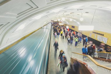 Moskova, Rusya - 9 Mayıs 2017: eski metro istasyonu içinde. Başkenti ve en kalabalık şehir Rusya'nın, şehir sınırları içinde 13,2 milyon sakinleri ve 17.1 milyon kentsel alanı içinde Moskova olduğunu.