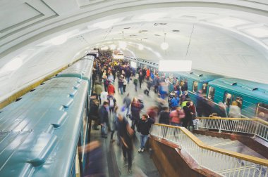 Moskova, Rusya - 9 Mayıs 2017: eski metro istasyonu içinde. Başkenti ve en kalabalık şehir Rusya'nın, şehir sınırları içinde 13,2 milyon sakinleri ve 17.1 milyon kentsel alanı içinde Moskova olduğunu.